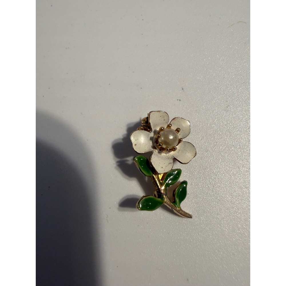 Vintage Gerrys Enamel Flower Brooch White Pearl Center Gold Tone Pin 1 Inch